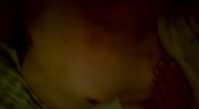 кончаю  спящей в рот