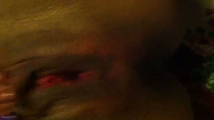 Она кончает