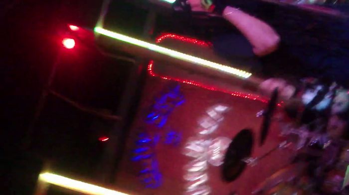 слушаем музыку))